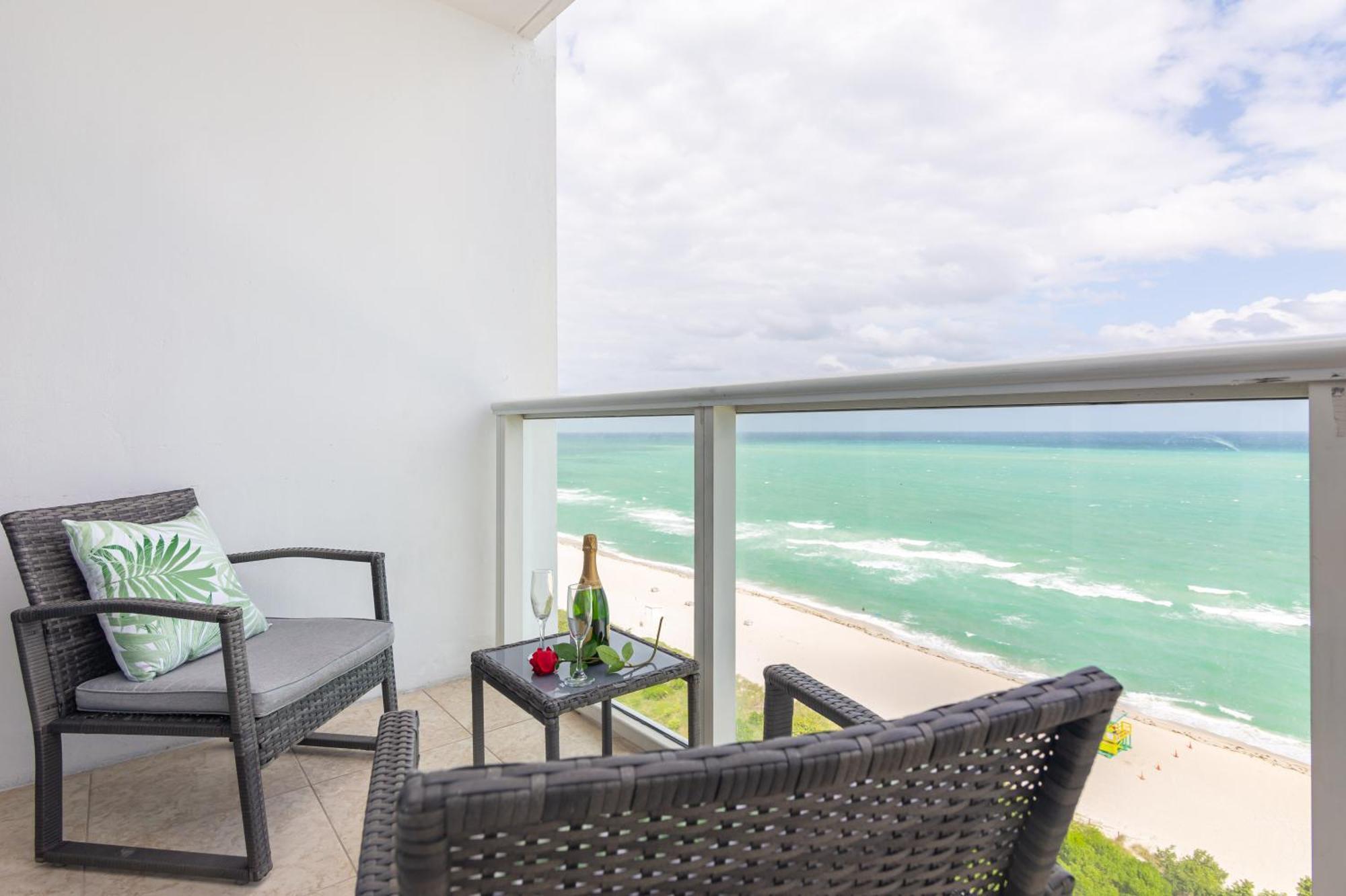 Girasole Rentals Suites Маями Бийч Екстериор снимка